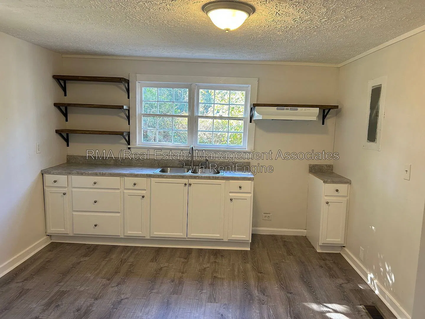 4 bed, 2.0 bath, 1418 sqft, $1,400 — Photo 2