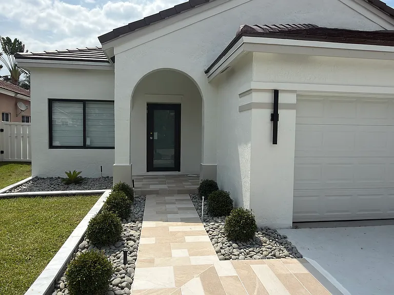 757 Tanglewood Cir — Photo 2