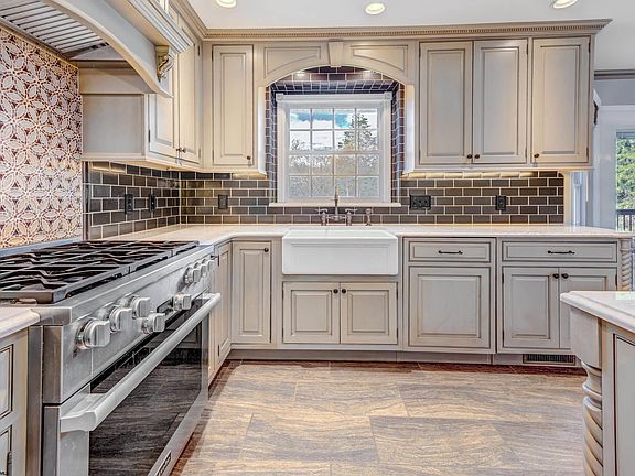 3rd image of 4692 Shadyside Ln