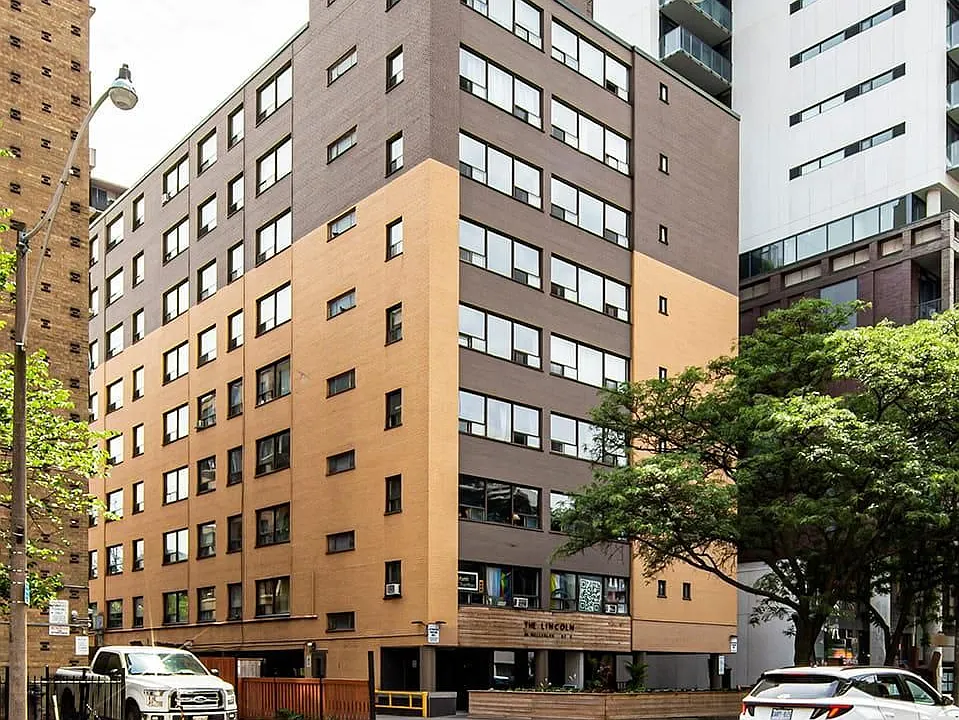 85 Wellesley St E #209