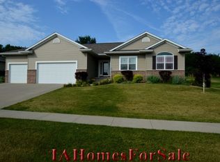 225 Oak Park Dr, Robins, IA 52328