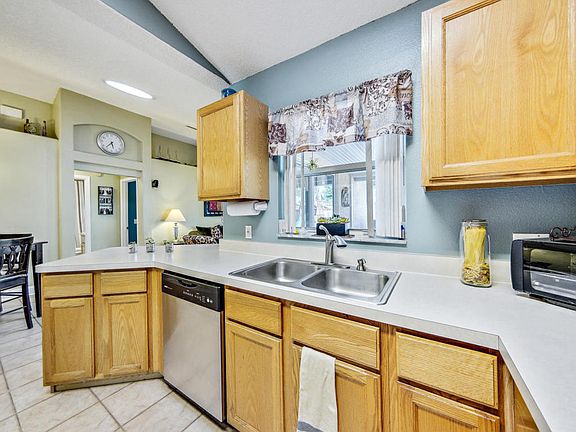 4th image of 10 Willow Grove Pl