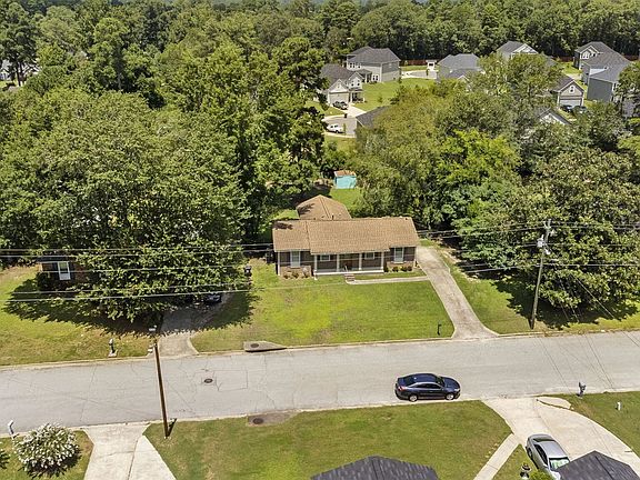 4th image of 3711 Columbia Dr