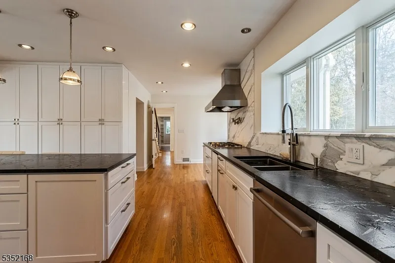5 bed, 4.5 bath, $13,000 — Photo 3