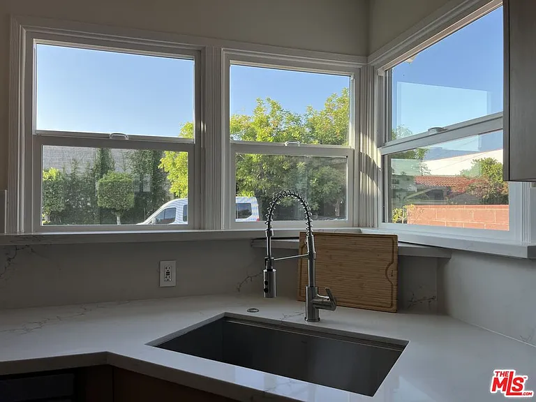 546 Hahn Ave — Photo 2