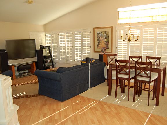 Great Room Floorplan with Vaulted Ceilings!