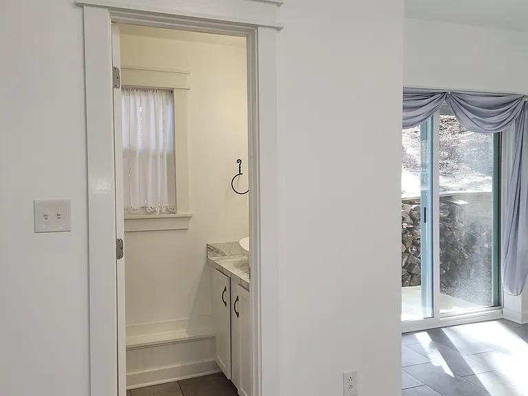 1ST FLOOR 1/2 BATH