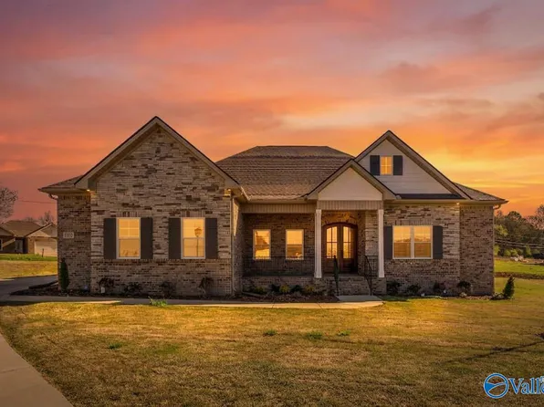 109 Sickle Mower Cir, New Market, AL 35761