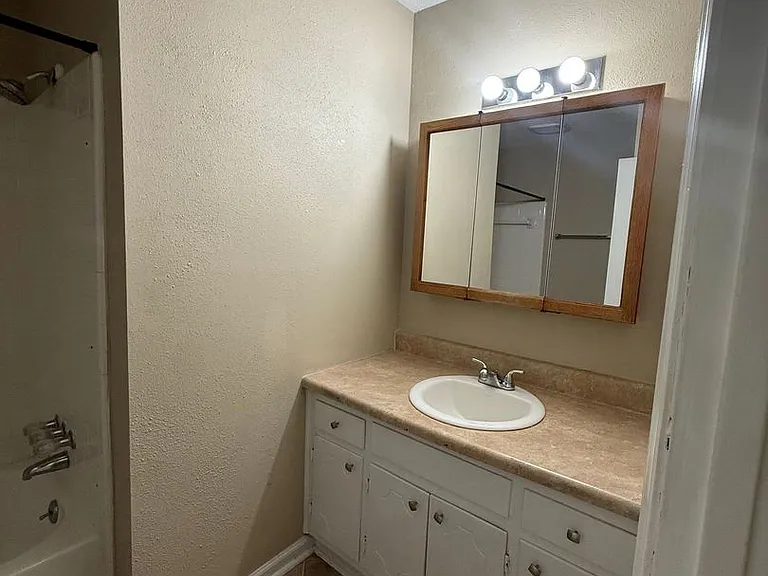 411 Greenbriar Dr — Photo 9