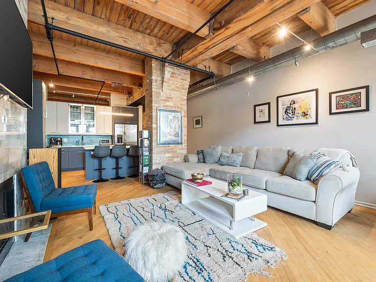 375 W Erie St #303 — Photo 6