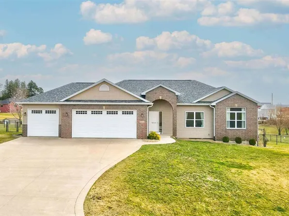 1121 Pelican Dr, Kalona, IA 52247