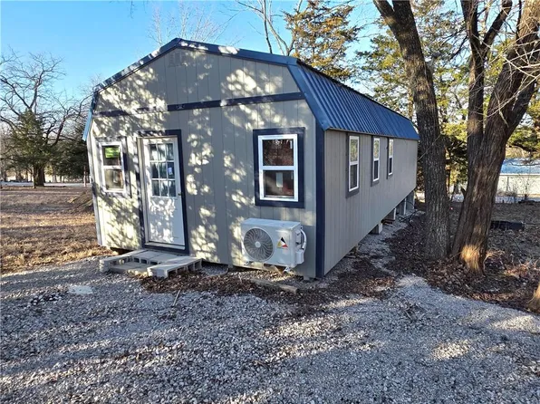 385 E Sugar Lake Dr, Mound City, KS 66056