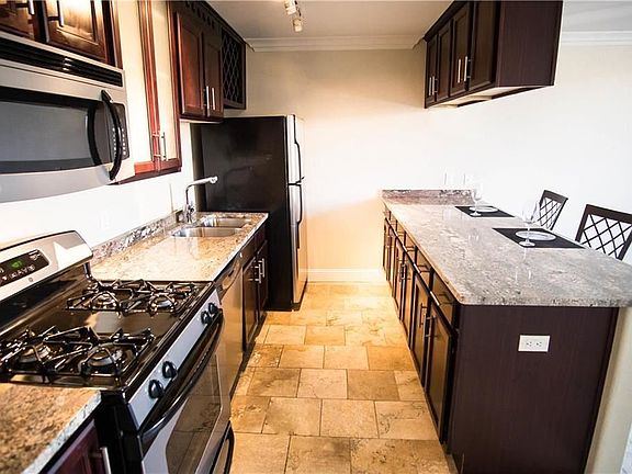 3rd image of 700 E 8th St Unit 4R