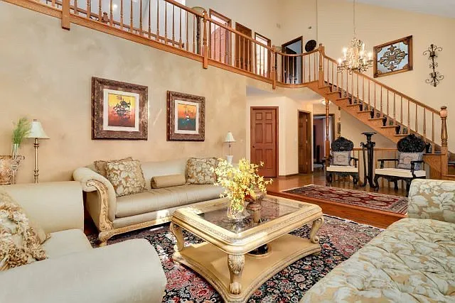 5 bed, 4.5 bath, 5000 sqft, $7,600 — Photo 3