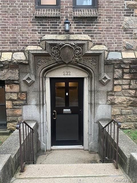 1st image of 250 Martine Ave