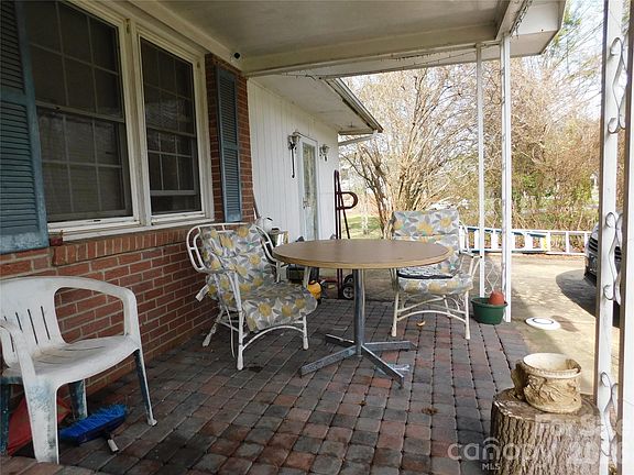 3rd image of 124 Jeff St