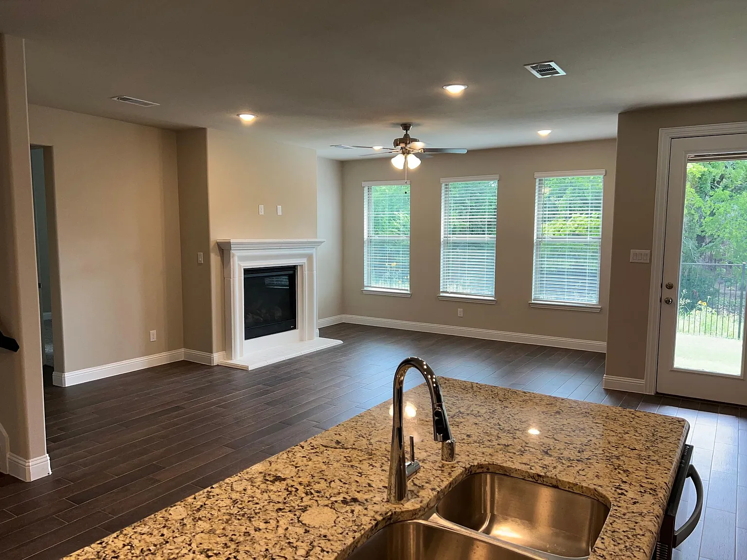 5 bed, 3.5 bath, 2633 sqft, $3,295 — Photo 4