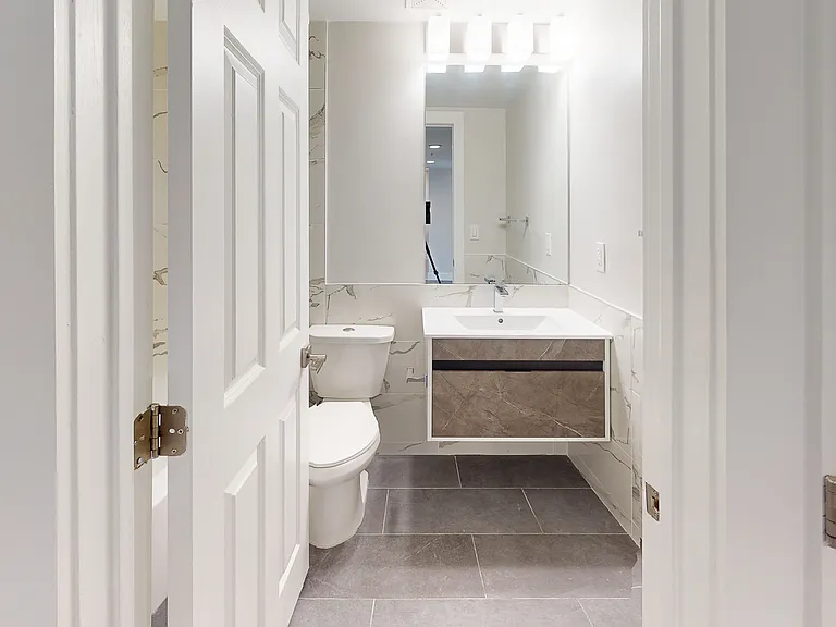 River Club Apartments — Photo 22