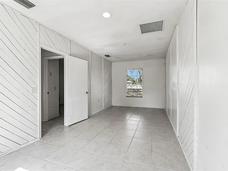 855 E Brandon Blvd — Photo 4