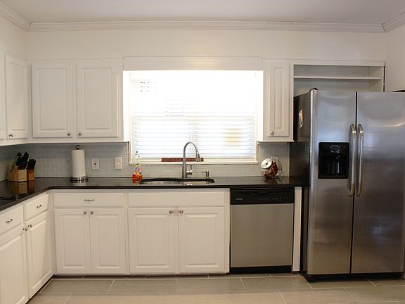 3rd image of 1722 Eisenhower Dr