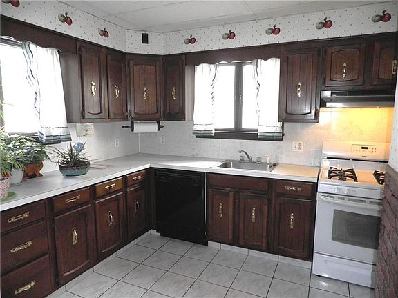 5th image of 246 S Clarendon St
