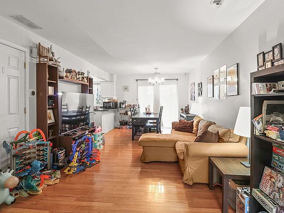 3rd image of 110 Beacon Dr