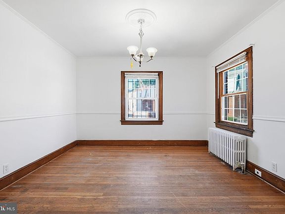 5th image of 1927 Quincy St NE