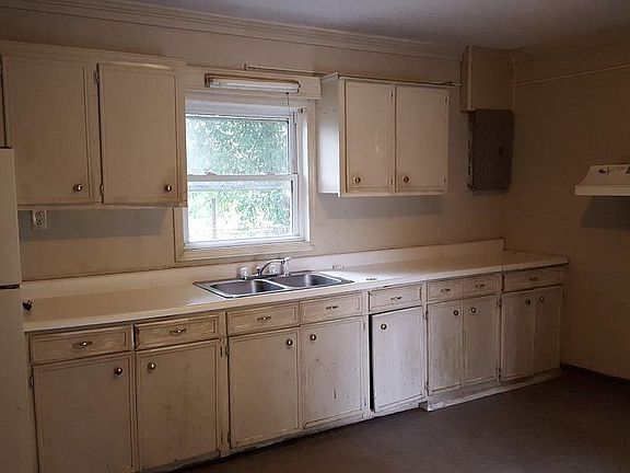 3rd image of 301 S McFarland St