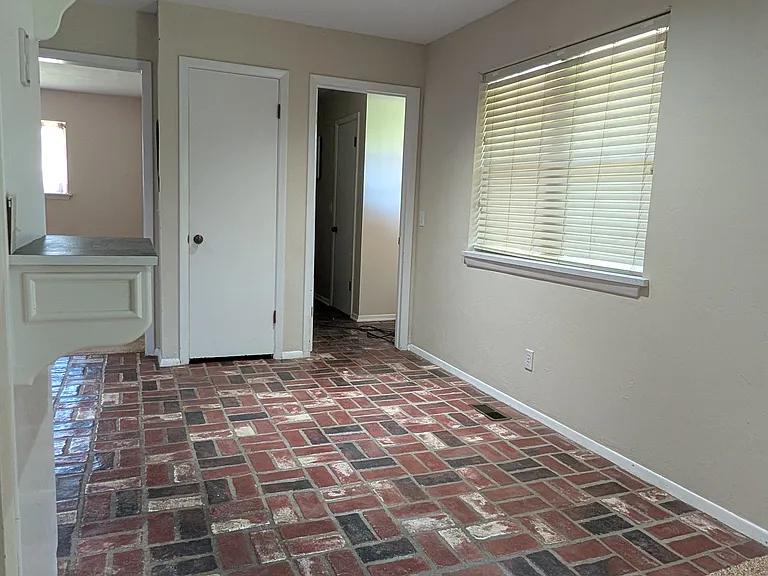 3810 N Rockwell Ave — Photo 5