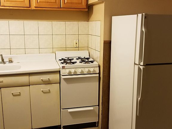 2nd image of 3514 Leavenworth St