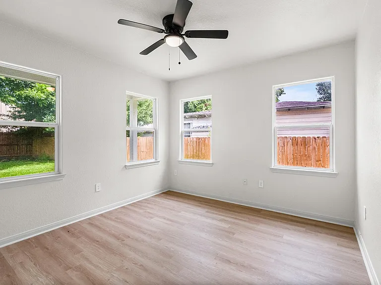 4415 Castor St — Photo 11