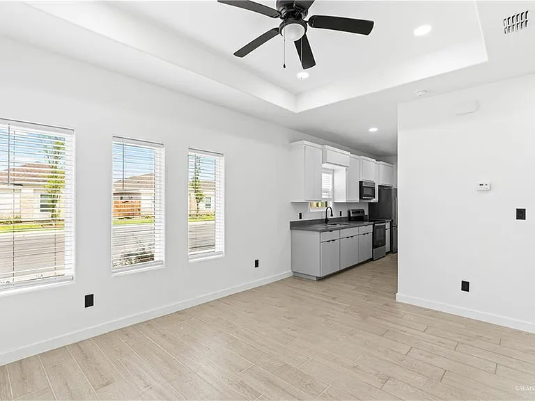 823 Abby St #3 — Photo 4