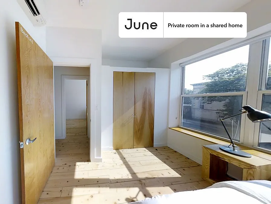 Queen bedroom in 4 bed/2 bath home in Prospect Lefferts Gardens #1840 D — Photo 2