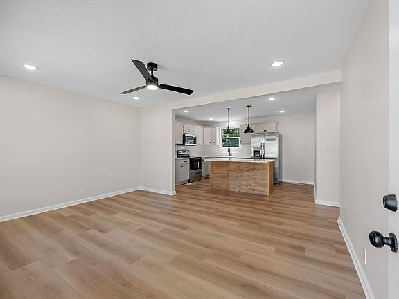 3rd image of 112 King Cole Dr