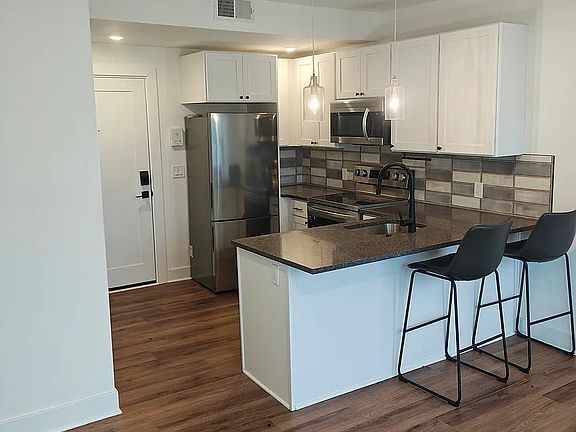 4th image of 2214 N Front St #201