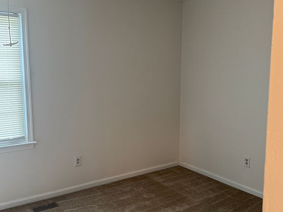 3rd image of 9 Warwick Cir