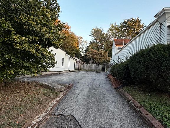 3rd image of 1222 Lexington Rd