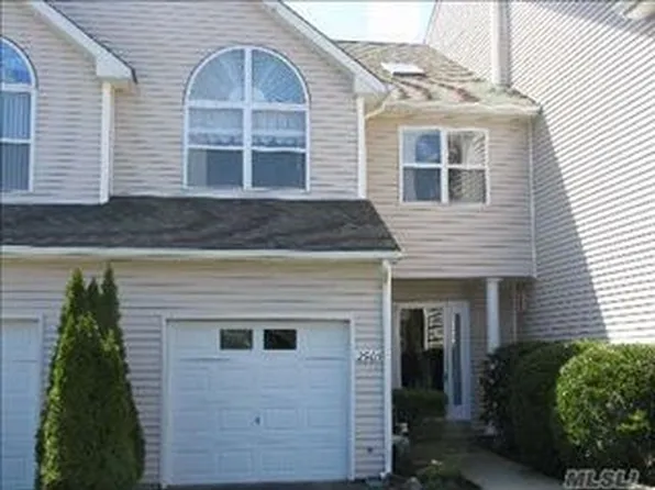 2903 Willow Pond Dr, Riverhead, NY 11901