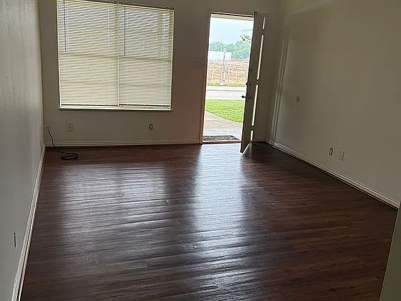3rd image of 819 Sun Valley Dr