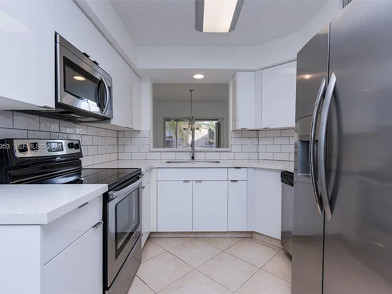 1540 N Trafalgar Cir — Photo 9