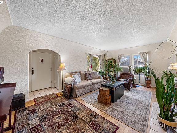 4th image of 1426 SE Douglas Ave