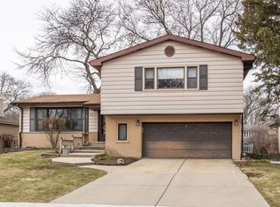 126 S Waverly Ave, Mount Prospect, IL 60056