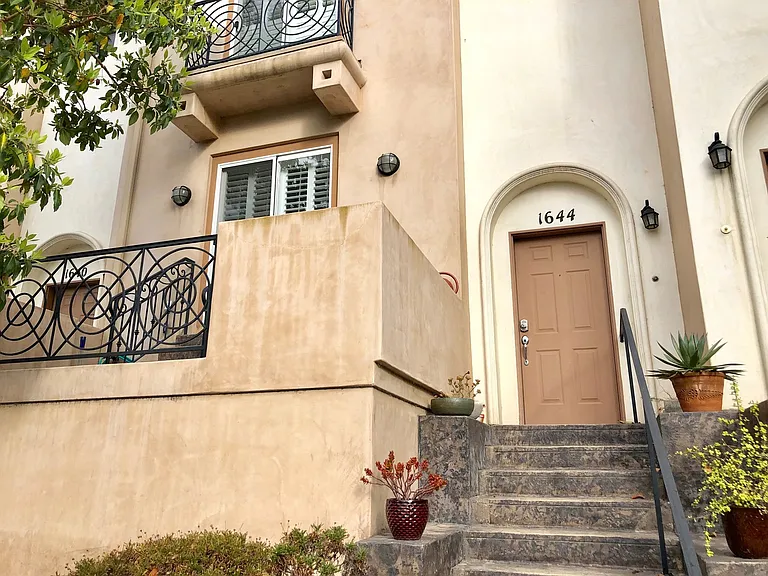 1644 Gramercy Ave — Photo 1