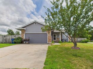 401 E Edinborough Cir, Bentley, KS 67016