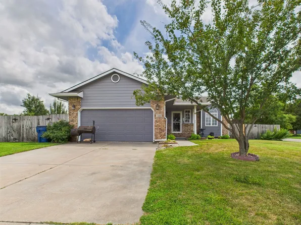 401 E Edinborough Cir, Bentley, KS 67016