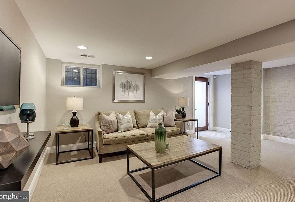 Open plan living room (joins up with kitchen)