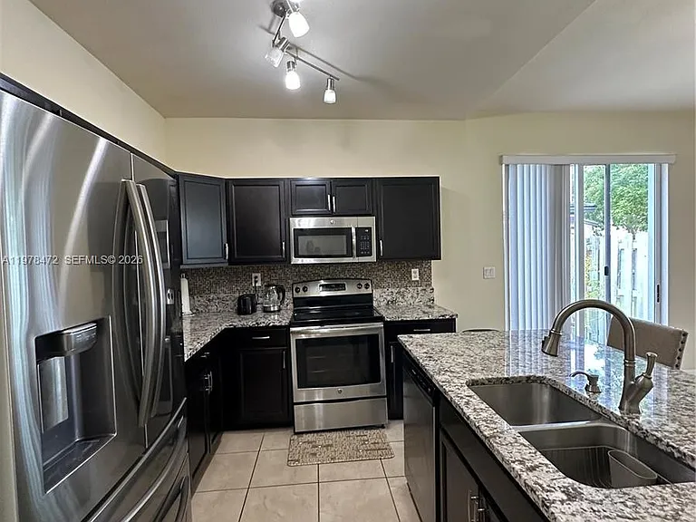 133 SE 28th Ter #8 — Photo 4