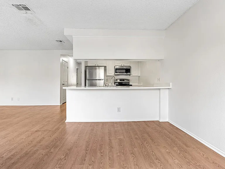 Monrovia Villas Apartments — Photo 24