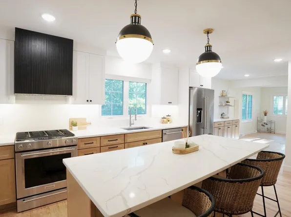 5317 Maddox Ln, Edina, MN 55436