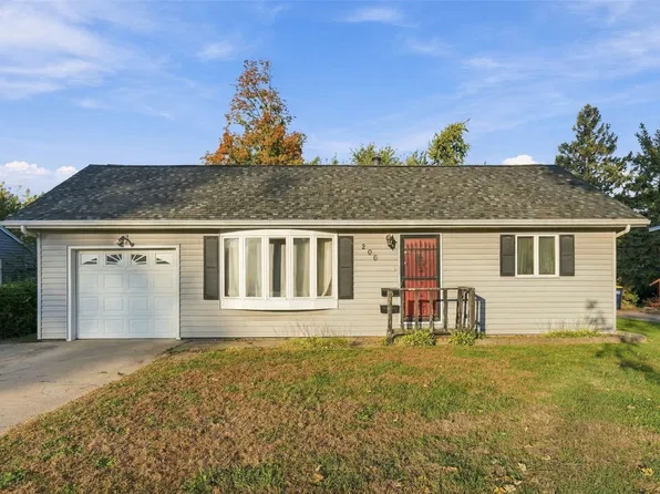 206 2nd Ave, Hiawatha, IA 52233
